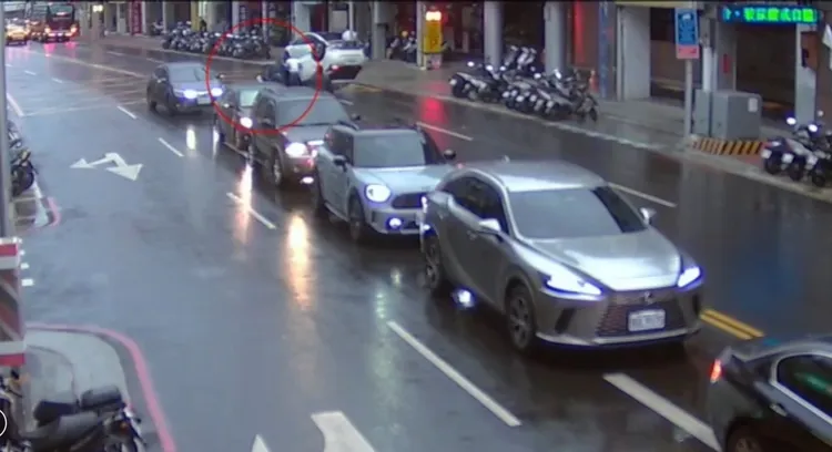 許男與友人翻車後從車上脫困，立即跑離開肇事現場。翻攝畫面