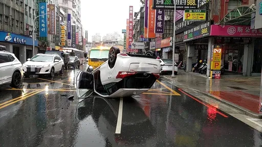 雨天翻車卻棄車跑了！車上搜出這東西　肇事駕駛溜的挺快影像曝光