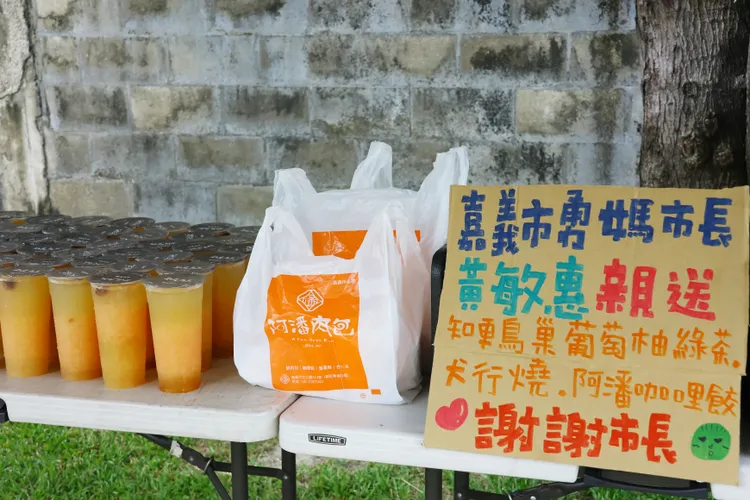 黃敏惠帶滿滿的在地排隊美食與伴手禮。市府提供