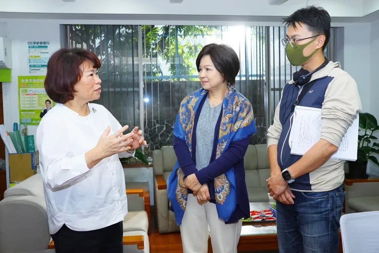 黃敏惠與主演楊貴媚、導演林君陽(右)暢聊拍攝過程。市府提供