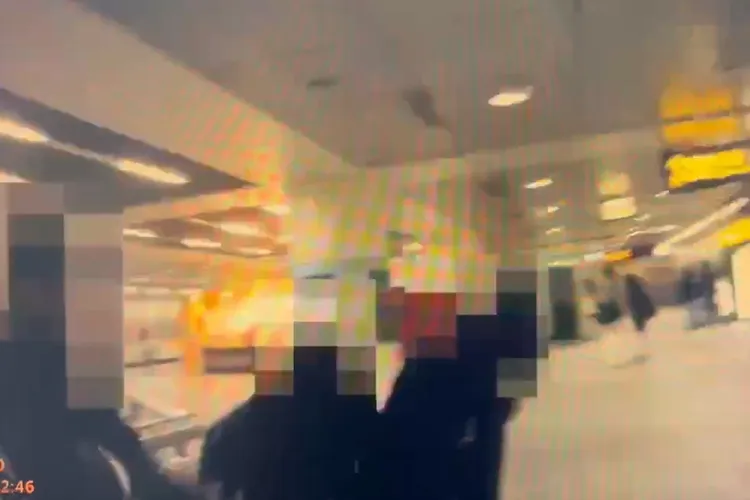 幾人找回行李後鞠躬向警方道謝。翻攝畫面