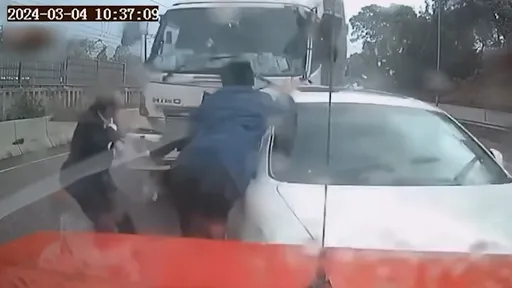 驚悚片｜車禍擦撞「站路中間吵70秒」　2男被貨車撞飛1死1重傷