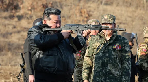 金正恩「黑色皮夾克」視察前線基地 「舉槍瞄準」帥照曝光