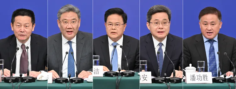 十四屆全國人大二次會議，昨天（3/6）在北京梅地亞中心新聞發布廳舉行記者會。中國人民銀行行長潘功勝（右起）、財政部部長藍佛安、國家發展和改革委員會主任鄭柵潔、商務部部長王文濤、、中國證券監督管理委員會主席吳清，就發展改革、財政預算、商務、金融證券等相關問題回答記者提問。新華社