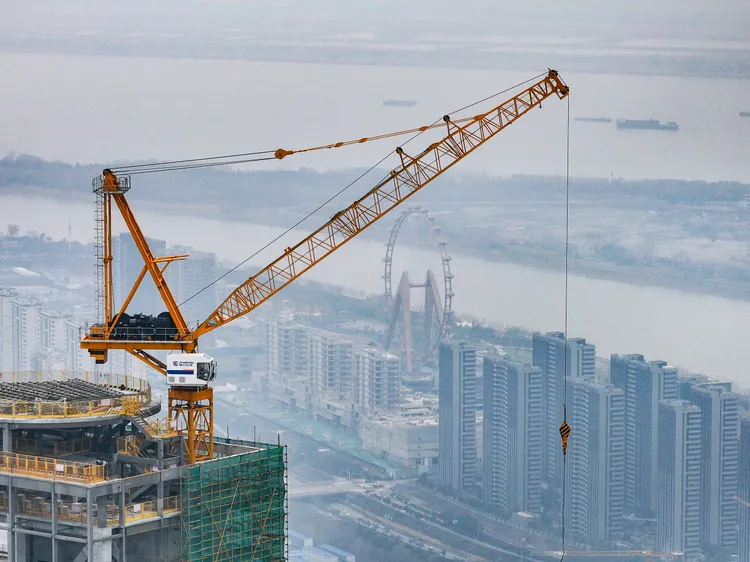 南京建鄴區的「南京金融城二期項目」主塔樓施工中。新華社