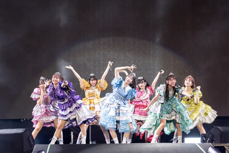 FRUITS ZIPPER穿著最厚的蓬蓬裙舞台裝，要用腎上腺素戰勝高雄的炎熱氣候。寬寬整合行銷提供