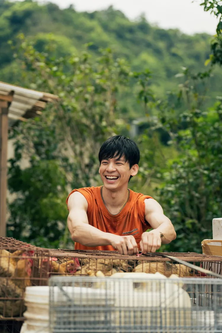 林柏宏掌握抓雞訣竅。伯樂影業提供