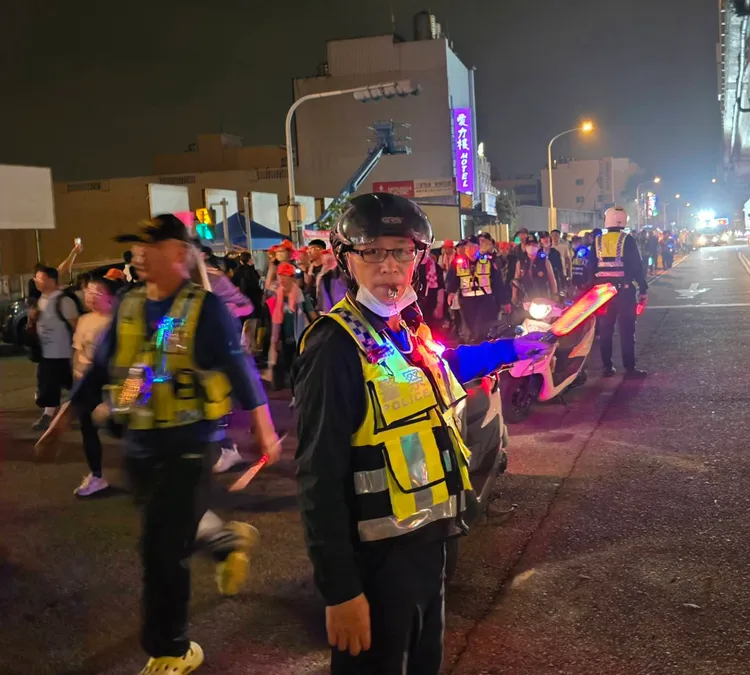 今年是洪世曄以警察身分為媽祖執行安全維護勤務的最後1年，他笑說，明年起將改當香燈腳。警方提供