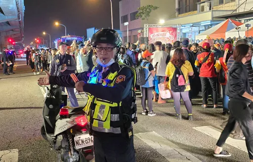 這警察年年參與白沙屯、大甲媽祖勤務！40年如1日　7月退休改當香燈腳