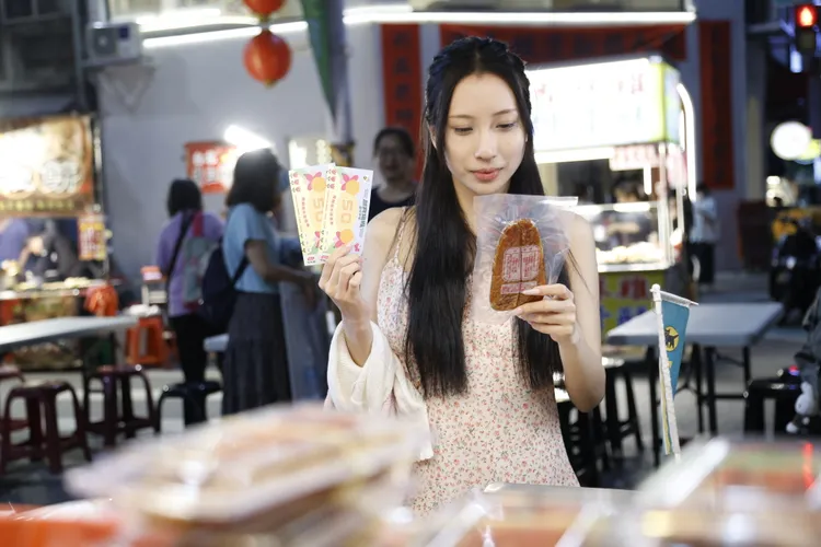 在日本留學的中國留學生和澳門的朋友一起來高雄幫五月天慶生，也在捷運站領到優惠券逛六合夜市。經發局提供
