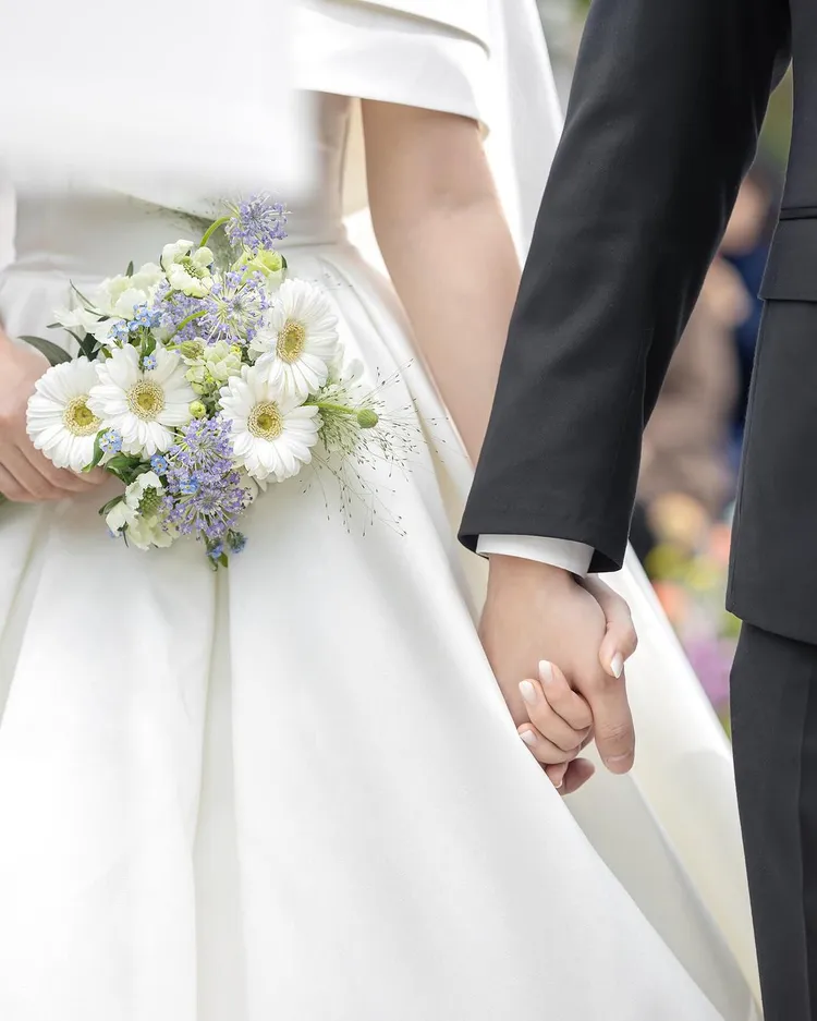 「肌肉山山」緊牽妻子的手接受親友祝福。翻攝自「肌肉山山」IG