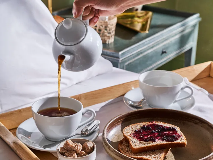 「五月花旅館與 SPA」客房內的引導睡眠冥想將會為旅人準備睡前故事與成人搖籃曲，也提供枕頭噴霧與多種助眠茶供住客使用。Booking.com提供