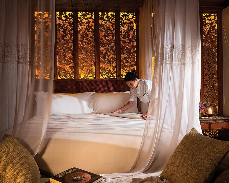 印尼峇厘島「巴厘島烏布四季度假酒店」提供「神聖暫眠」，旅人能懸掛於空中絲綢吊床中，聽著梵語祝頌詞與大自然悅耳的聲音小睡片刻。Booking.com提供