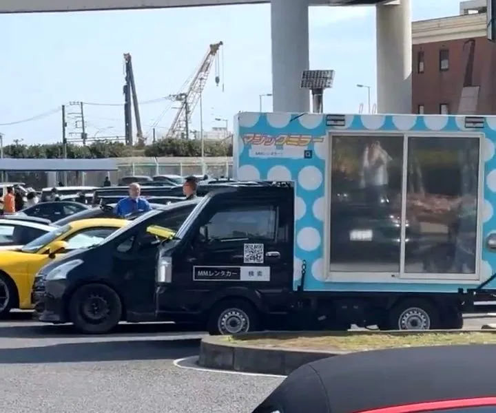 「魔鏡號」猛搖晃引人側目。翻攝自社群Ｘ（推特）かーちゃん