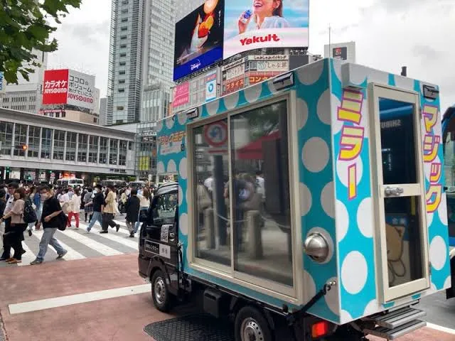 有其他日本網友貼出目擊「魔鏡號」出沒，眾人圍觀簇擁場景。翻攝自社群Ｘ（推特）かーちゃん