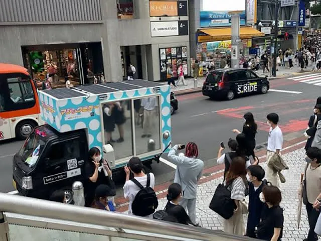 有其他日本網友貼出目擊「魔鏡號」出沒，眾人圍觀簇擁場景。翻攝自社群Ｘ（推特）かーちゃん