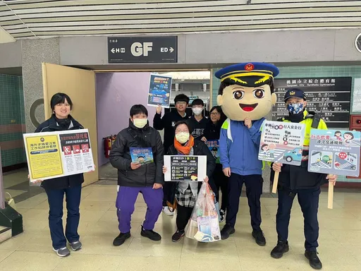 桃園警大頭娃娃現身高中職博覽會　宣傳強化學子反詐、交安觀念