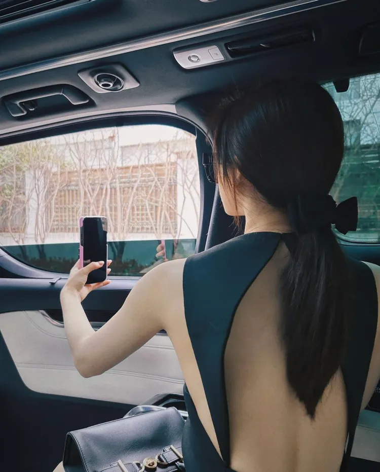 洋裝背後一路挖空到腰間。翻攝趙露思IG