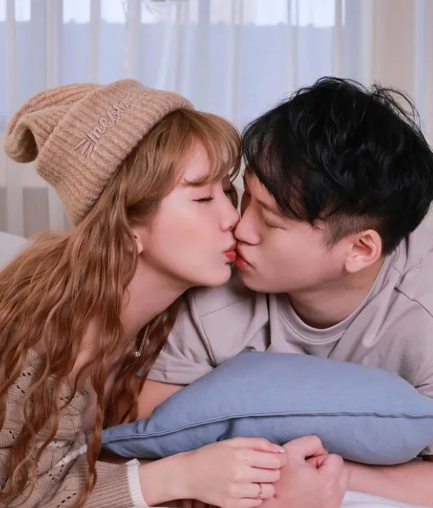 妮婭與男友玩親親。翻攝妮婭IG
