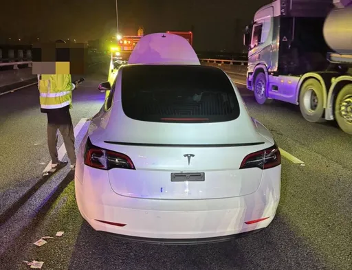 驚!特斯拉停在國道中線車道 駕駛呼呼大睡