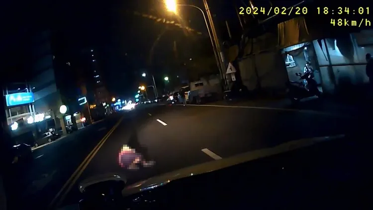 吳姓婦人被撞倒在地，動也不動。翻攝記者爆料網