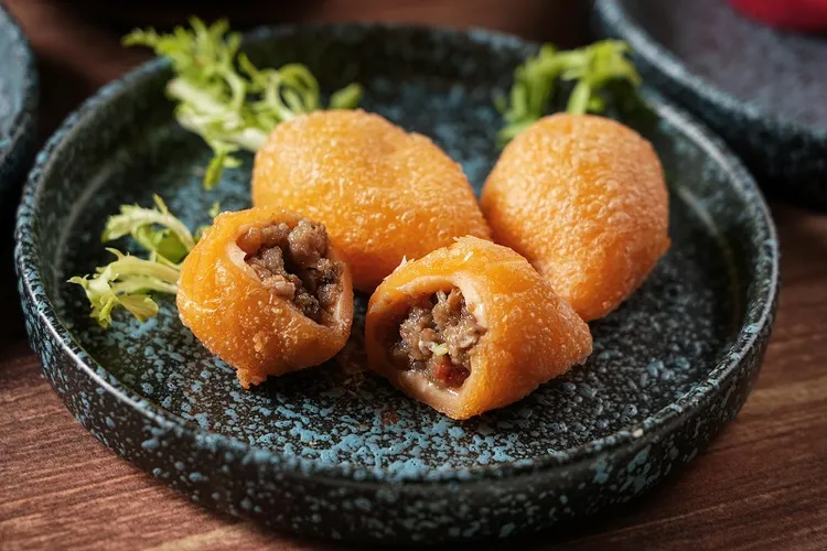 「安蝦咸水角」以胡蘿蔔汁拌入糯米皮，內餡滿滿古早味。業者提供