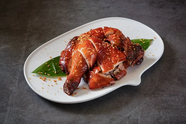 潮品集旗下忠孝店、信義店同步推出滿點即贈餐點，最高價值960元宴客大菜。業者提供