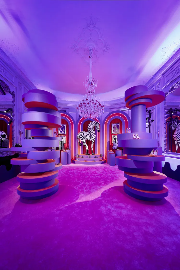 深紅色和皇家紫色鋪陳的展區中央放置巨大的斑馬雕塑。品牌提供