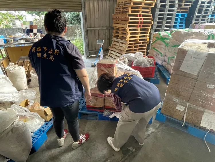 衛生局人員稽查津棧、佳廣、海順等關係企業位於大樹區廠房。衛生局提供