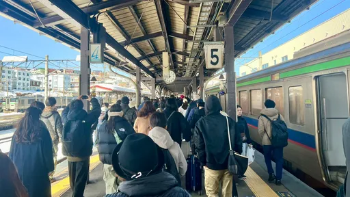 北海道小樽也為「觀光公害」頭痛 外國遊客擠爆公車、當地人上不去