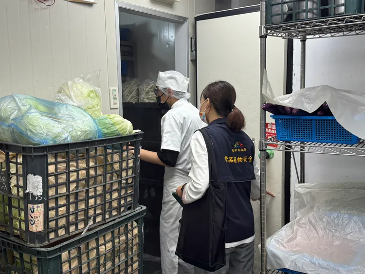 稽查人員確認食材存放條件。民眾提供