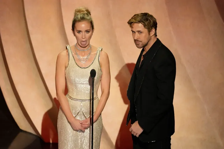 艾蜜莉布朗（左）表示《奧本海默》得獎無數，萊恩葛斯林以《芭比》票房更勝一籌反擊。美聯社