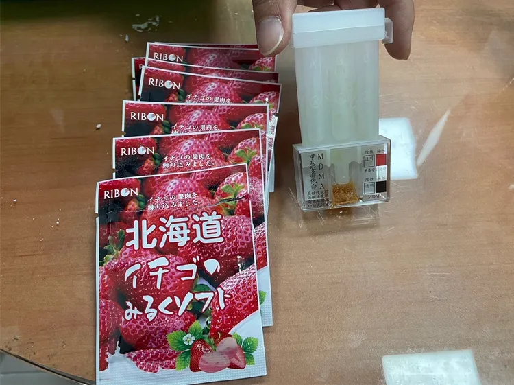 警方在嫌犯車內查獲毒品咖啡包。翻攝畫面