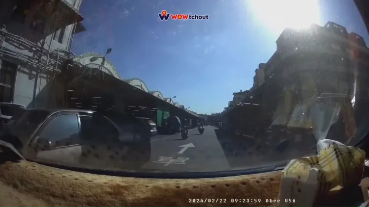 敞開的左後車門撞到對向車，肇事車主下車還先控受害者撞他。翻攝自臉書「爆料公社」