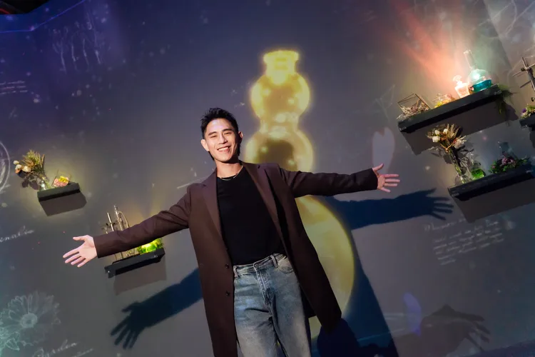 柏霖逛展聞花香。寬宏藝術提供