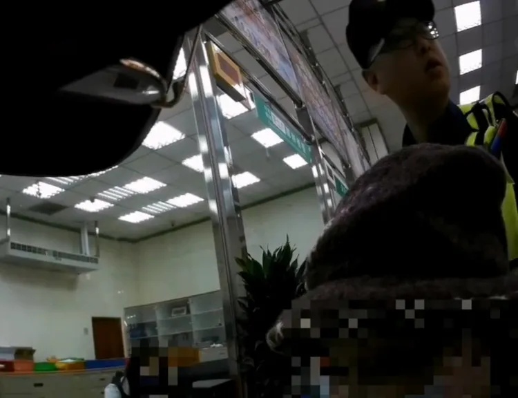 警方向詹婦說明遇到詐騙。民眾提供