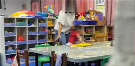 無照女師涉虐特教生!扭手壓地踢踹畫面曝光 縣府竟稱:情節非重大