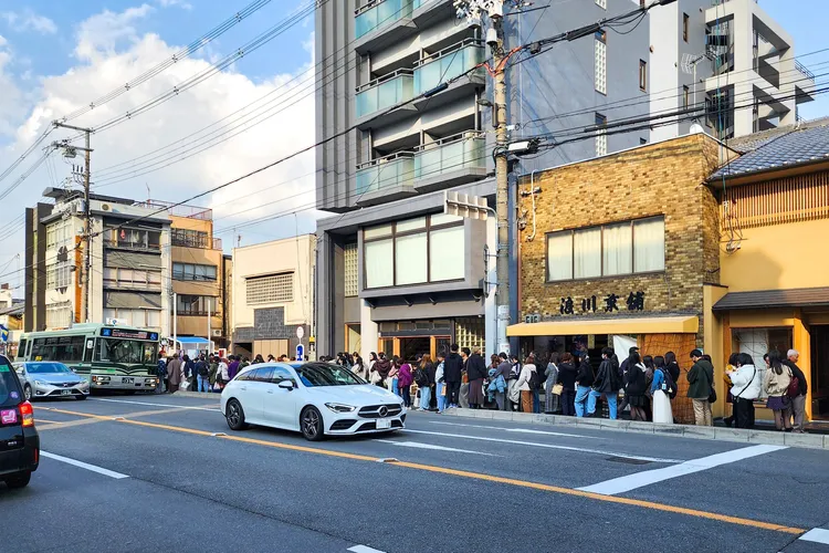 離清水寺最近的五条坂公車站牌總是大排長龍，光看就腿軟。翻攝X