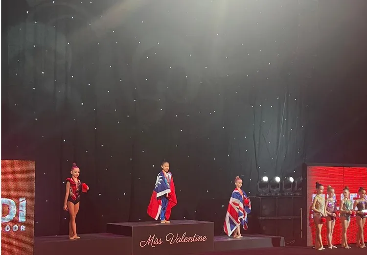 武漢國小羅欣如披國旗站上頒獎台。瑞星提供