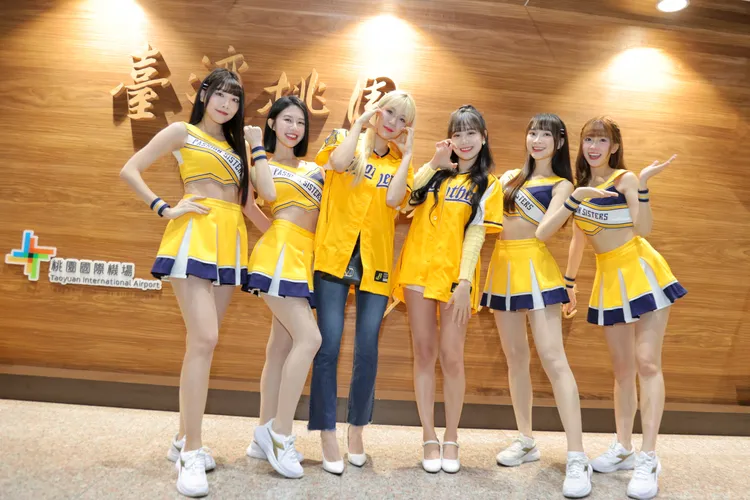 邊荷律和李丹妃穿上黃衫。   多利安國際提供