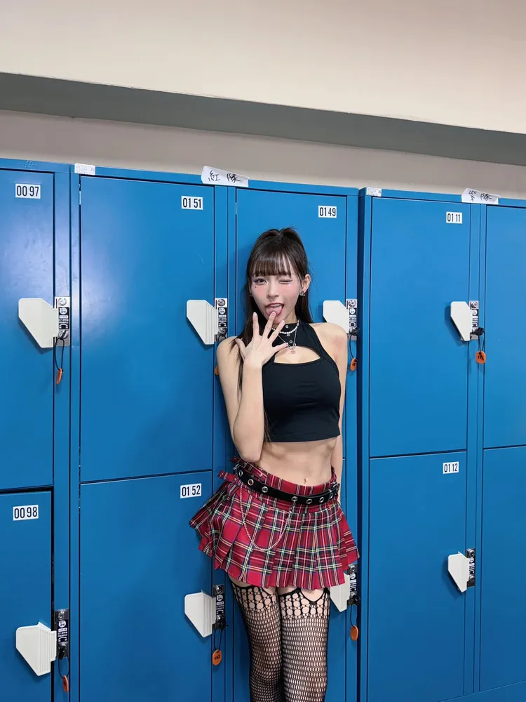 近日林襄在表演後台身穿小可愛、短裙網襪中空辣照，肋骨相當顯眼。翻攝自林襄臉書