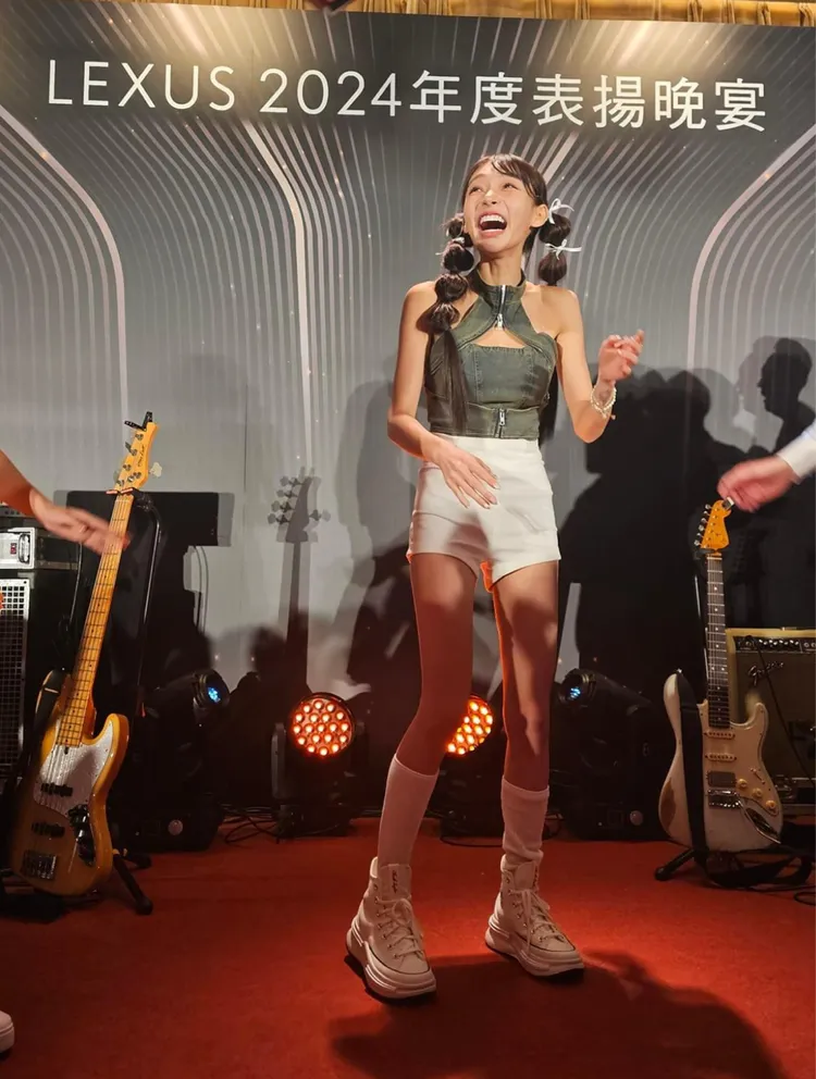 林襄出席豪華汽車品牌活動現場照片，驚人體態引起網友議論。翻攝自論壇PTT