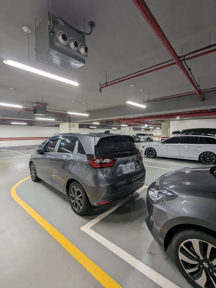 停在正常格位內的車輛被前方灰色小車卡死動彈不得。翻攝自臉書「爆料公社(官方粉專專屬)」