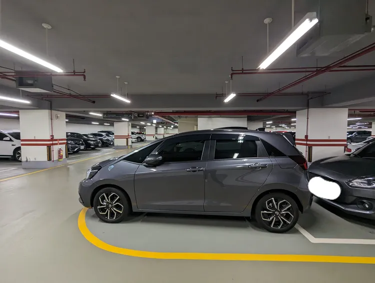 苦主譏諷灰色小型車(左)車主「無中生有」停車空間超有創造力。翻攝自臉書「爆料公社(官方粉專專屬)」