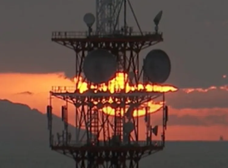 2023年因為天候因素，無法疊影成完美的「黃金貓熊」的頭部。翻攝X@明石市立天文科學館