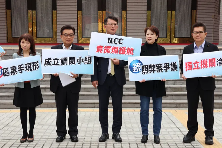 黃國昌帶隊民眾黨團於立法院議場前抗議。莊宗達攝