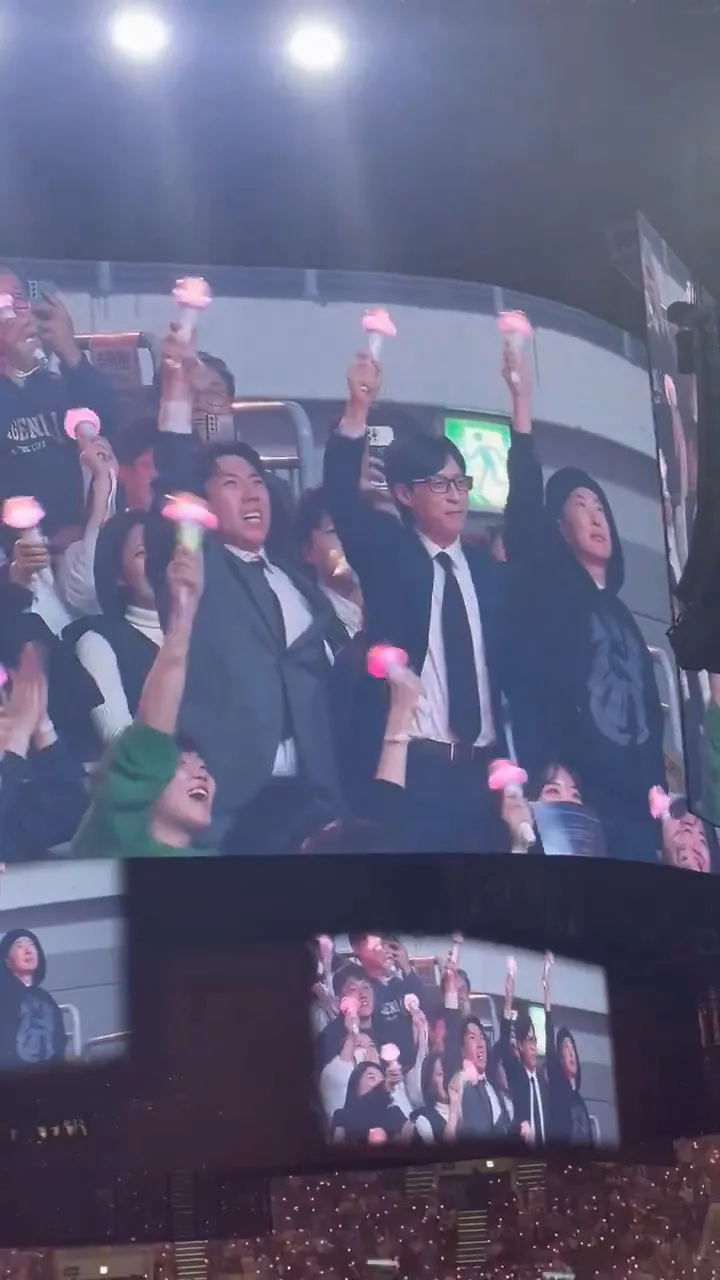 劉在錫（中）、梁世燦（左）守約穿西裝到場，跟朴明洙（右）坐在一起。翻攝X（推特）