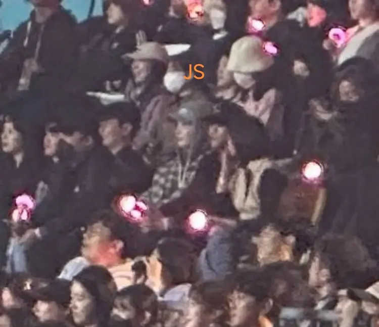 李鍾碩被拍到戴著灰色帽子，緊握IU的手燈，旁邊坐著辛載夏。翻攝IG