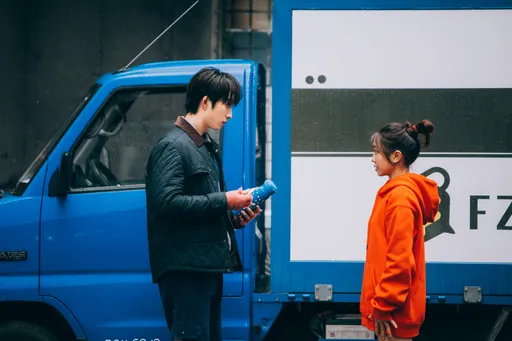 邱鋒澤私下當送貨員畫面曝光 寒流來襲艾薇為他送暖打氣