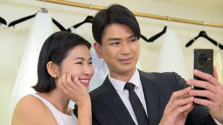 米可白（左）以女鬼身分和潘逸安穿上婚紗。台視提供